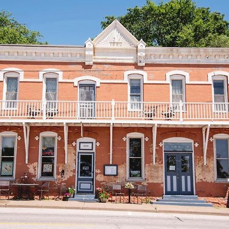 The Burlington Hotel & Bar - Alma Wi エクステリア 写真