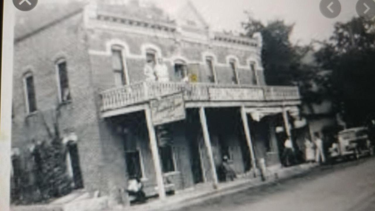 The Burlington Hotel & Bar - Alma Wi エクステリア 写真