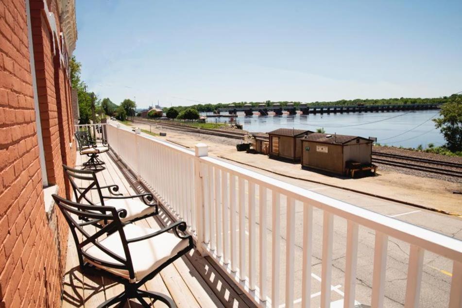 The Burlington Hotel & Bar - Alma Wi エクステリア 写真