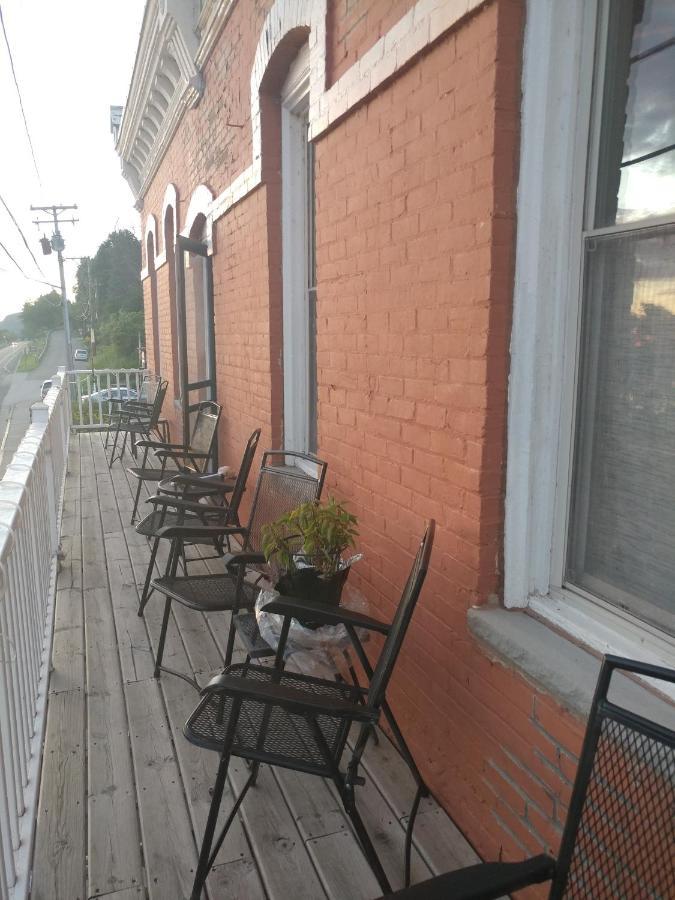 The Burlington Hotel & Bar - Alma Wi エクステリア 写真